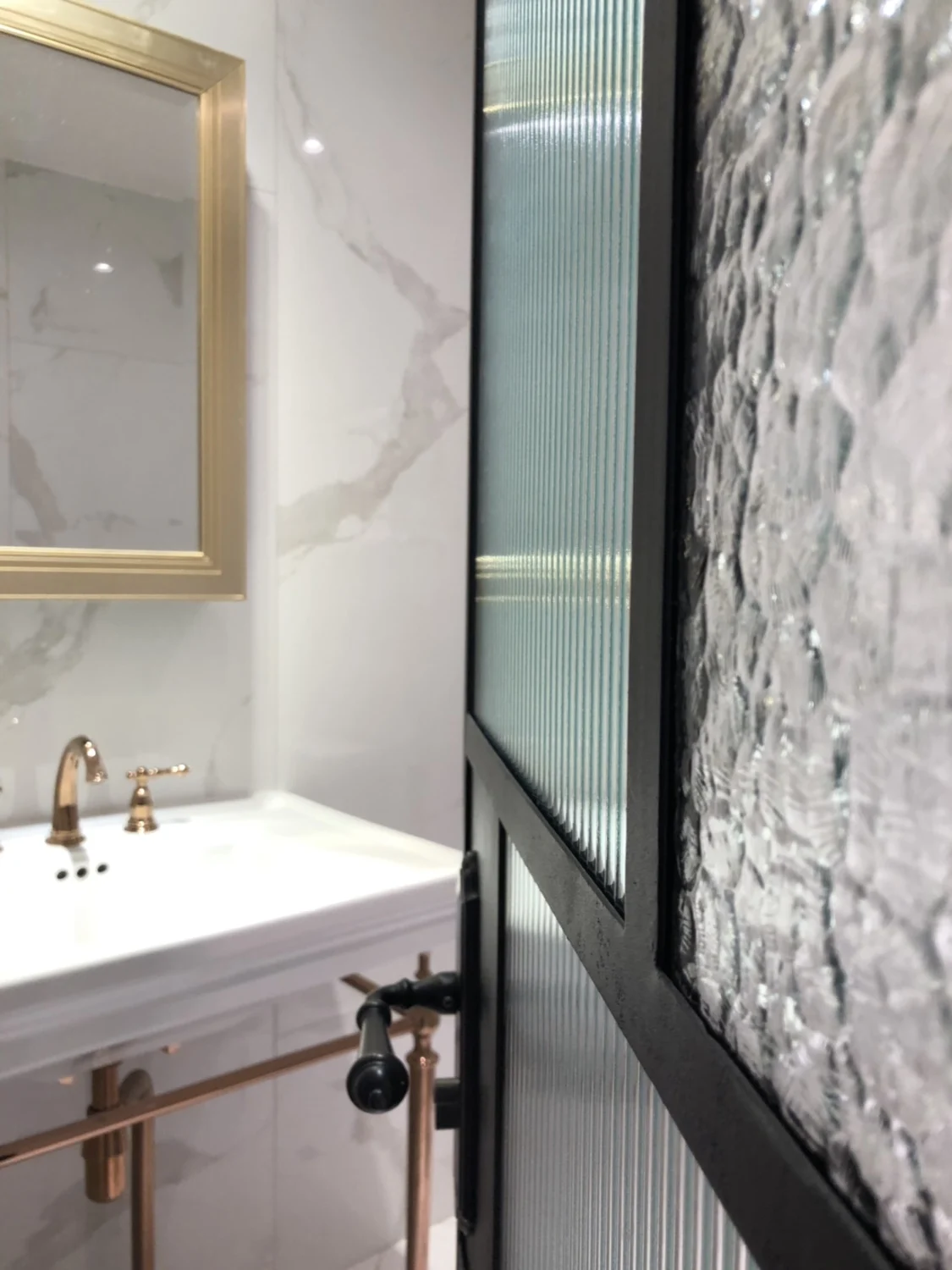 Three-hole bracket basin floor - đánh giá và giá Home Bathroom Design Simple